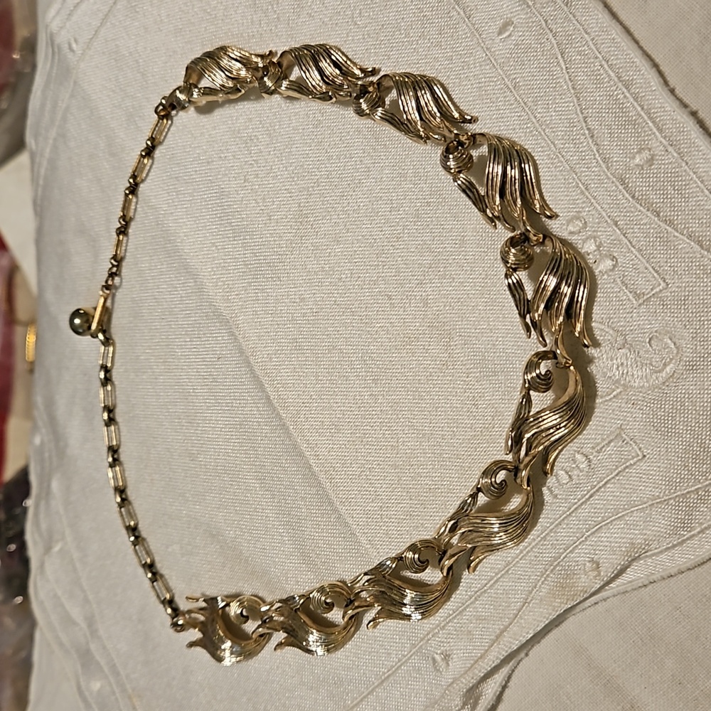 Vintage 15” Necklace Silver Toned Leaf Design - Picture 2 of 4